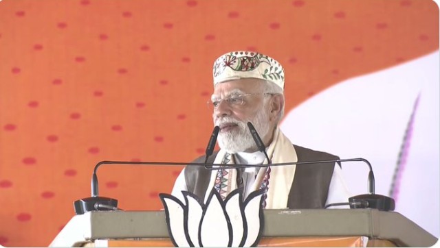 "प्रधानमंत्री नरेंद्र मोदी समस्तीपुर में कर्पूरी ठाकुर को श्रद्धांजलि देते हुए" "समस्तीपुर रैली में प्रधानमंत्री मोदी और मुख्यमंत्री नीतीश कुमार" "Bihar Election 2025 NDA सरकार सुशासन रैली"
