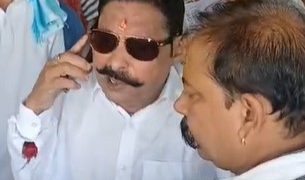 मोकामा में अनंत सिंह का काफिला रुका, वोट बहिष्कार बैनर पर लोगों की फरियाद सुनी—मैनेजर को लगाई फटकार