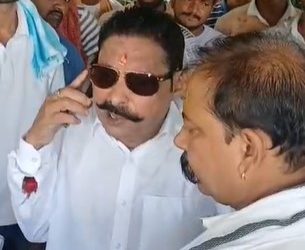 मोकामा में अनंत सिंह का काफिला रुका, वोट बहिष्कार बैनर पर लोगों की फरियाद सुनी—मैनेजर को लगाई फटकार