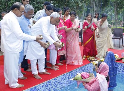 Nitish Kumar performing Chhath Puja with family at 1 Aney Marg Chirag Paswan offering Arghya to setting sun in Patna Samrat Choudhary performing Chhath Puja in Tarapur, Munger Nityanand Rai taking selfie with devotees at Ganga Ghat Hajipur Women devotees offering Arghya during Chhath Puja in Bihar