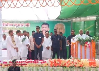 Nitish Kumar addressing Hathua assembly election rally JD(U) candidates Sunil Kumar, Amarendra Pandey, Ramsevak Singh on stage Nitish Kumar Bihar development and law speech Bihar Election 2025 Hathua rally highlights