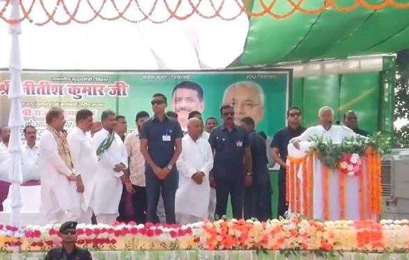 Nitish Kumar addressing Hathua assembly election rally JD(U) candidates Sunil Kumar, Amarendra Pandey, Ramsevak Singh on stage Nitish Kumar Bihar development and law speech Bihar Election 2025 Hathua rally highlights