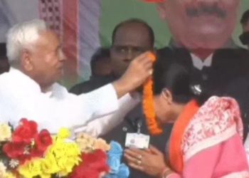 नीतीश कुमार मुजफ्फरपुर में रमा निषाद को माला पहनाते हुए मुख्यमंत्री नीतीश कुमार एनडीए की सभा को संबोधित करते हुए बिहार चुनाव प्रचार में रमा निषाद और नीतीश कुमार मंच पर साथ नीतीश कुमार बोले अगले 5 साल में एक करोड़ युवाओं को रोजगार मिलेगा