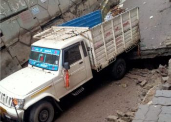 "Patna Mithapur Flyover Road Collapse Scene" "Vehicles Stuck Under Collapsed Road in Patna" "Patna Rain and Nagar Nigam Negligence Cause Road Collapse" "Patna Police and Civic Team Repairing Road at Mithapur Flyover"