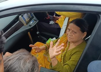 “Rabri Devi Raghopur campaign”, “तेजस्वी यादव पर जनता की नाराजगी राघोपुर”, “Raghopur villagers stop Rabri Devi car”, “बिहार चुनाव 2025 राघोपुर विवाद”