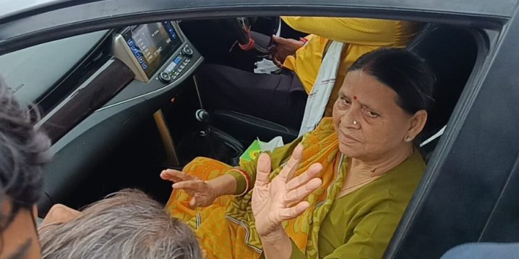 “Rabri Devi Raghopur campaign”, “तेजस्वी यादव पर जनता की नाराजगी राघोपुर”, “Raghopur villagers stop Rabri Devi car”, “बिहार चुनाव 2025 राघोपुर विवाद”