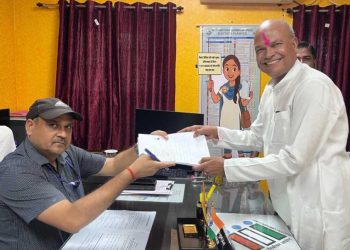 नामांकन के आखिरी दिन आज कई दिग्गज कर रहे नामांकन.. कुटुम्बा से राजेश राम ने ढोल-नगाड़े के साथ भरा पर्चा