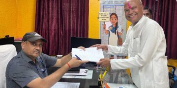 नामांकन के आखिरी दिन आज कई दिग्गज कर रहे नामांकन.. कुटुम्बा से राजेश राम ने ढोल-नगाड़े के साथ भरा पर्चा