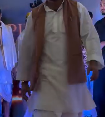 तेज प्रताप यादव का देसी अंदाज, धोती-कुर्ता में रैंप वॉक करते नजर आए लालू के लाल