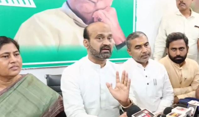 sabba-zafar-jdu-candidate-amour-bihar-election-2025 sabir-ali-jdu-press-conference-bihar-election jdu-amour-seat-ticket-confusion-news purnia-amour-bihar-politics-2025 nitish-kumar-jdu-bihar-election-campaign