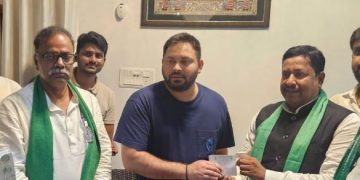 Altaf Alam Raju joins RJD Photo, Tejashwi Yadav with Altaf Alam Raju Image, Saran JDU RJD Politics Picture, Bihar Election Political Shift Photo, Tejashwi Yadav RJD Joining Event Image