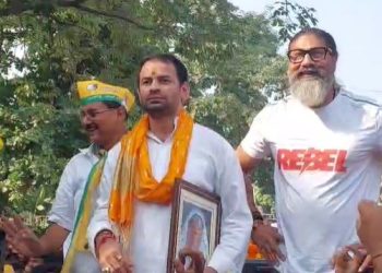 तेजप्रताप यादव महुआ नामांकन करते हुए तस्वीर लालू यादव के बेटे तेजप्रताप यादव का रोड शो महुआ विधानसभा सीट चुनाव 2025 का पोस्टर तेजप्रताप यादव दादी की तस्वीर के साथ नामांकन बिहार चुनाव 2025 में महुआ सीट पर भीड़ का नजारा