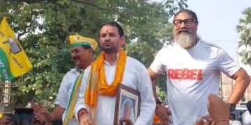 तेजप्रताप यादव महुआ नामांकन करते हुए तस्वीर लालू यादव के बेटे तेजप्रताप यादव का रोड शो महुआ विधानसभा सीट चुनाव 2025 का पोस्टर तेजप्रताप यादव दादी की तस्वीर के साथ नामांकन बिहार चुनाव 2025 में महुआ सीट पर भीड़ का नजारा