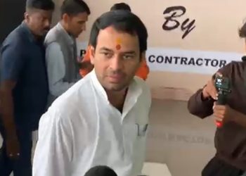 Tej Pratap Yadav addressing media on Tejashwi campaign issue Tej Pratap helicopter returns due to bad weather in Bihar Lalu Prasad Yadav sons Tej Pratap and Tejashwi file nomination papers Tej Pratap Yadav reacts on NDA manifesto and Khesari Lal Yadav comment