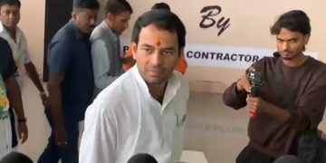 Tej Pratap Yadav addressing media on Tejashwi campaign issue Tej Pratap helicopter returns due to bad weather in Bihar Lalu Prasad Yadav sons Tej Pratap and Tejashwi file nomination papers Tej Pratap Yadav reacts on NDA manifesto and Khesari Lal Yadav comment