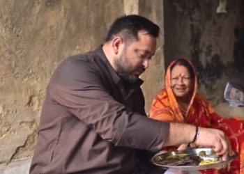 Tejashwi Yadav eating roti in Madhubani village kitchen तेजस्वी यादव का देसी अंदाज वायरल वीडियो Bihar Politics Tejashwi Yadav Bihar Adhikar Yatra मिट्टी के चूल्हे पर बनी रोटी खाते तेजस्वी यादव