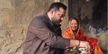 Tejashwi Yadav eating roti in Madhubani village kitchen तेजस्वी यादव का देसी अंदाज वायरल वीडियो Bihar Politics Tejashwi Yadav Bihar Adhikar Yatra मिट्टी के चूल्हे पर बनी रोटी खाते तेजस्वी यादव