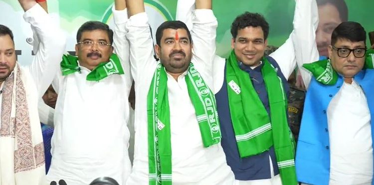 तेजस्वी यादव को मिली बड़ी ताकत.. नीतीश और चिराग के करीबी नेताओं ने थामा RJD का दामन