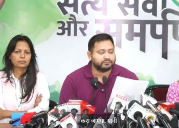 तेजस्वी यादव जीविका दीदियों के लिए बड़ी घोषणा करते हुए बिहार चुनाव में तेजस्वी यादव का नया वादा जीविका दीदियों को सरकारी कर्मचारी का दर्जा देने की घोषणा बिहार में महिला सशक्तिकरण पर तेजस्वी यादव की योजना