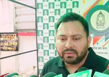 Tejashwi Yadav Bihar rally photo Tejashwi Yadav addressing crowd in Khagaria Bihar election 2025 Tejashwi Yadav speech image Tejashwi Yadav attack on Modi government picture Mahagathbandhan Bihar campaign 2025 visuals,