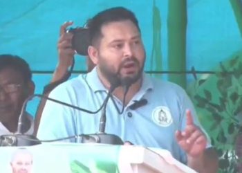 Tejashwi Yadav Paru rally photo Tejashwi Yadav addressing crowd in Saraiya Mahagathbandhan Bihar campaign 2025 image Bihar election 2025 Tejashwi speech picture Tejashwi Yadav slogan Meri Umar Kacchi Hai Par Juban Pakki Hai