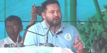 Tejashwi Yadav Paru rally photo Tejashwi Yadav addressing crowd in Saraiya Mahagathbandhan Bihar campaign 2025 image Bihar election 2025 Tejashwi speech picture Tejashwi Yadav slogan Meri Umar Kacchi Hai Par Juban Pakki Hai
