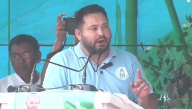 Tejashwi Yadav Paru rally photo Tejashwi Yadav addressing crowd in Saraiya Mahagathbandhan Bihar campaign 2025 image Bihar election 2025 Tejashwi speech picture Tejashwi Yadav slogan Meri Umar Kacchi Hai Par Juban Pakki Hai