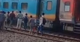 Saran News: एकमा स्टेशन पर लिच्छवी एक्सप्रेस की दो बोगियों से धुआं निकलने पर मची अफरातफरी