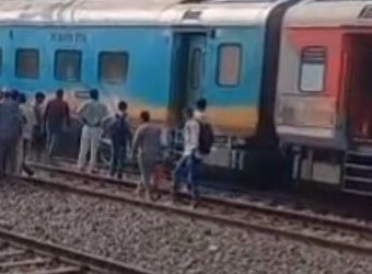 Saran News: एकमा स्टेशन पर लिच्छवी एक्सप्रेस की दो बोगियों से धुआं निकलने पर मची अफरातफरी