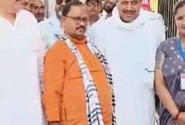 पटना में जेडीयू नेता गोपाल मंडल का नीतीश कुमार के आवास के बाहर प्रदर्शन