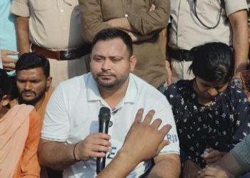  चुनावी हलचल के बीच क्रिकेटर मूड में तेजस्वी,  युवाओं संग मैदान में खेले क्रिकेट