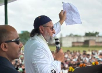 असदुद्दीन ओवैसी सीमांचल रैली में भाषण देते हुए AIMIM प्रमुख असदुद्दीन ओवैसी का तेजस्वी यादव पर हमला बिहार के सीमांचल में AIMIM की जनसभा का नज़ारा ओवैसी ने वक्फ कानून को लेकर नीतीश-तेजस्वी पर साधा निशाना