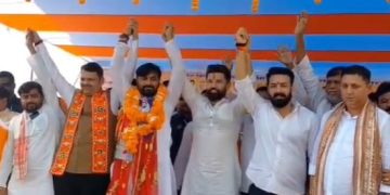 देवेंद्र फडणवीस खगड़िया जनसभा में संबोधित करते हुए खगड़िया में एनडीए रैली में जुटी भारी भीड़ चिराग पासवान मंच से जनता को संबोधित करते हुए जय मोदी जय नीतीश जय चिराग के नारों से गूंजता मैदान