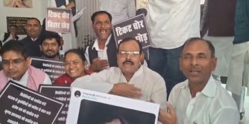 “कांग्रेस कार्यकर्ता पटना सदाकत आश्रम में धरने पर” “राजेश राम कांग्रेस प्रदेश अध्यक्ष हंगामे के बीच” “टिकट वितरण विरोध-सभा कांग्रेस बिहार” “बिहार विधानसभा चुनाव में कांग्रेस के नेतृत्व पर नाराज़गी”