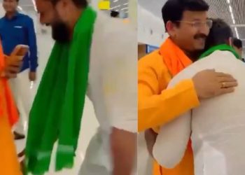 खेसारी-लाल-यादव-मनोज-तिवारी-पटना-एयरपोर्ट.jpg, Khesari-touching-Manoj-Tiwari-feet-at-Patna-airport.jpg, Viral-video-Khesari-Manoj-greeting.jpg