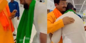 खेसारी-लाल-यादव-मनोज-तिवारी-पटना-एयरपोर्ट.jpg, Khesari-touching-Manoj-Tiwari-feet-at-Patna-airport.jpg, Viral-video-Khesari-Manoj-greeting.jpg