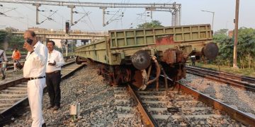 हाजीपुर जंक्शन पर बड़ा रेल हादसा टला.. मिलिट्री स्पेशल मालगाड़ी के दो डिब्बे पटरी से उतरे