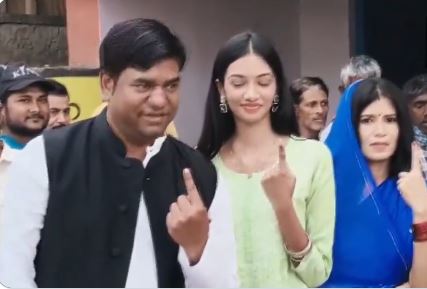 Mukesh Sahani Voting Photo, Mukesh Sahani Bihar Election 2025, VIP Chief Mukesh Sahani with Family, Mukesh Sahani Vote Appeal, Bihar Election Mukesh Sahani Statement