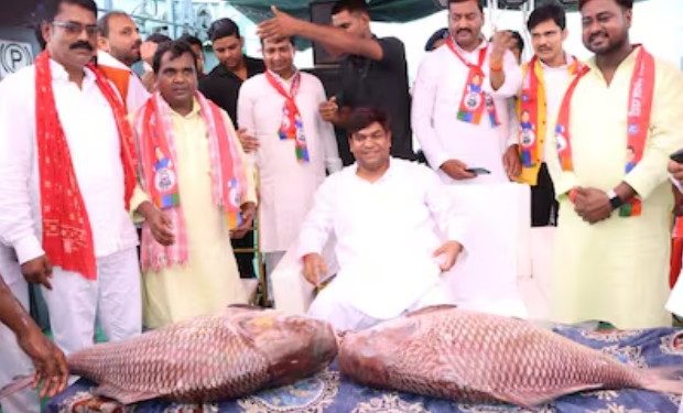 Mukesh Sahani Tweet Mahagathbandhan, Mukesh Sahani Maach Bhat Bhoj, Tejashwi Yadav and Mukesh Sahani Bihar Election, Bihar Mahagathbandhan unity photo