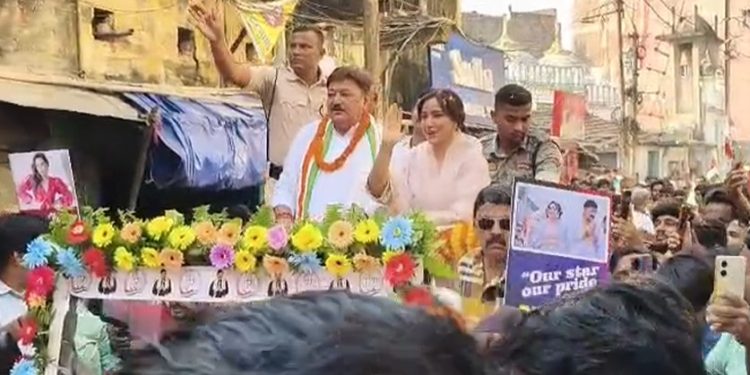 नेहा शर्मा भागलपुर रोड शो में भीड़ को संबोधित करती हुई कांग्रेस प्रत्याशी अजीत शर्मा के समर्थन में नेहा शर्मा का प्रचार बिहार चुनाव में नेहा शर्मा के रोड शो में उमड़ी भीड़ भागलपुर चुनाव प्रचार में नेहा शर्मा और अजीत शर्मा