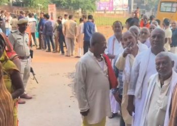 बिहार विधानसभा चुनाव 2025 में पहले चरण का मतदान जारी बिहार चुनाव 2025 लखीसराय में वोटिंग का उत्साह पटना में धीमी वोटिंग, मतदाता केंद्रों पर सन्नाटा बिहार में 11 बजे तक 27.65 प्रतिशत मतदान का ग्राफ