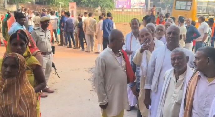 बिहार विधानसभा चुनाव 2025 में पहले चरण का मतदान जारी बिहार चुनाव 2025 लखीसराय में वोटिंग का उत्साह पटना में धीमी वोटिंग, मतदाता केंद्रों पर सन्नाटा बिहार में 11 बजे तक 27.65 प्रतिशत मतदान का ग्राफ