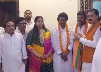 Sanjay Singh joins BJP before Munger election 2025 जन सुराज उम्मीदवार संजय सिंह भाजपा में शामिल होते हुए Prashant Kishor Jan Suraj campaign in Bihar Munger election 2025 BJP candidate Kumar Pranay with Sanjay Singh