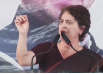 प्रियंका गांधी बछवाड़ा सभा में भाषण देती हुई, बेगूसराय जनसभा में प्रियंका गांधी, बिहार चुनाव 2025 में कांग्रेस रैली, महिलाओं से संवाद करती प्रियंका गांधी, प्रियंका गांधी का मंच से संबोधन, प्रियंका गांधी का NDA पर हमला