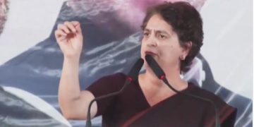 प्रियंका गांधी बछवाड़ा सभा में भाषण देती हुई, बेगूसराय जनसभा में प्रियंका गांधी, बिहार चुनाव 2025 में कांग्रेस रैली, महिलाओं से संवाद करती प्रियंका गांधी, प्रियंका गांधी का मंच से संबोधन, प्रियंका गांधी का NDA पर हमला