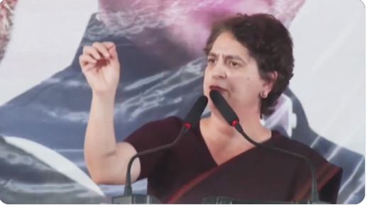 प्रियंका गांधी बछवाड़ा सभा में भाषण देती हुई, बेगूसराय जनसभा में प्रियंका गांधी, बिहार चुनाव 2025 में कांग्रेस रैली, महिलाओं से संवाद करती प्रियंका गांधी, प्रियंका गांधी का मंच से संबोधन, प्रियंका गांधी का NDA पर हमला