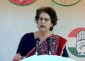 Priyanka Gandhi addressing rally in Valmikinagar Bihar प्रियंका गांधी वाल्मीकिनगर जनसभा में भाषण देते हुए Congress supporters cheering for Priyanka Gandhi in Bihar rally Priyanka Gandhi attacks Bihar government calling it remote control sarkar