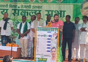Tejashwi Yadav addressing rally in Ramgarh तेजस्वी यादव जनसभा में भाषण देते हुए Ramgarh rally crowd cheering for Tejashwi Yadav तेजस्वी यादव को लालटेन भेंट करते सुधाकर सिंह