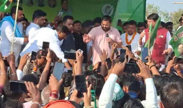 Tejashwi Yadav addressing rally in Pirpainti, तेजस्वी यादव की चुनावी सभा बिहार, Mahagathbandhan rally Bihar 2025, Tejashwi Yadav Bihar election campaign