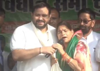 तेजस्वी यादव मोकामा जनसभा में भाषण देते हुए Mokama rally crowd listening to Tejashwi Yadav बीना देवी के समर्थन में तेजस्वी यादव की सभा Anant Singh arrest aftermath political rally in Mokama